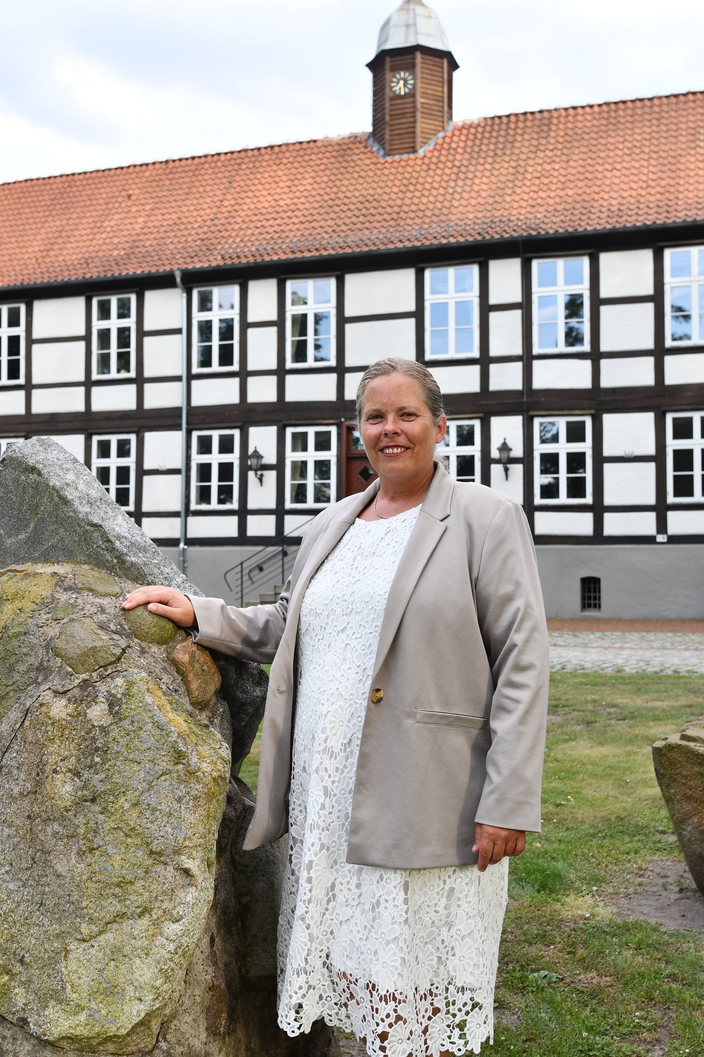 Imke Behrens in der Dorfmitte